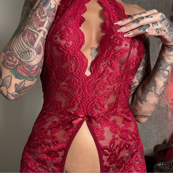 Red lingerie - Picture 3 of 4